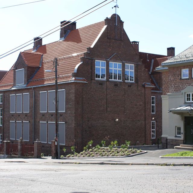 Morellbakken skole eksteriør foto