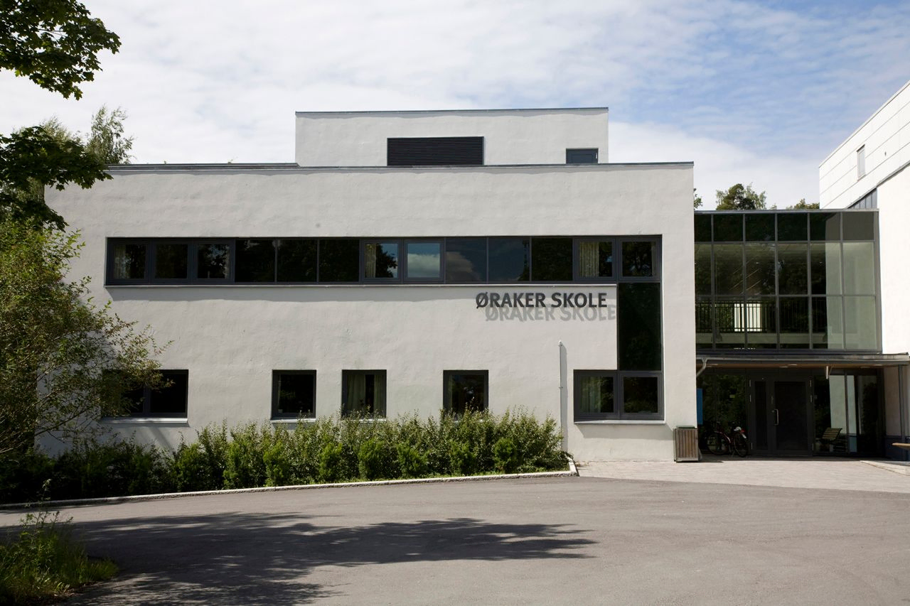Øraker skole eksteriør foto