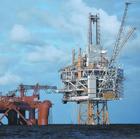  Bilde av oljeplattformer og offshorearbeid